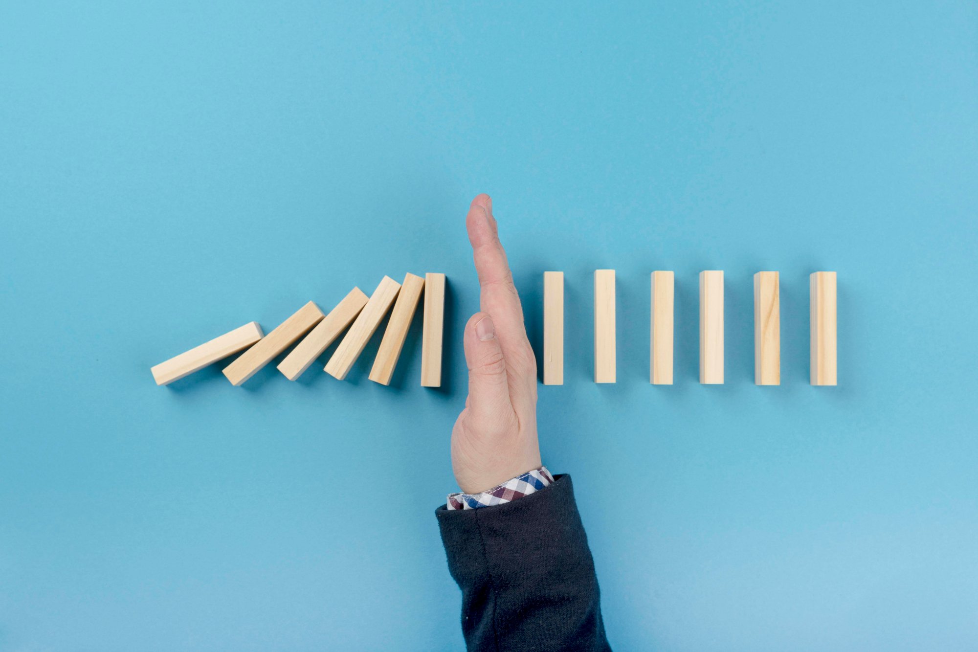 pause-wooden-blocks-falling